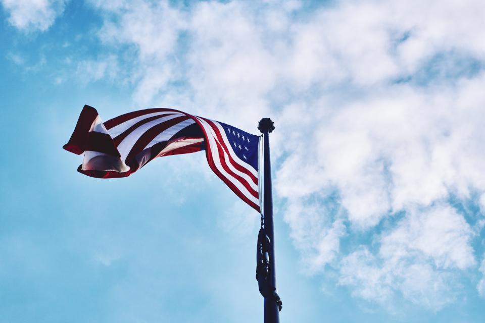 Amerikai zászló az égen – az amerikai állampolgárság megszerzésének feltételei